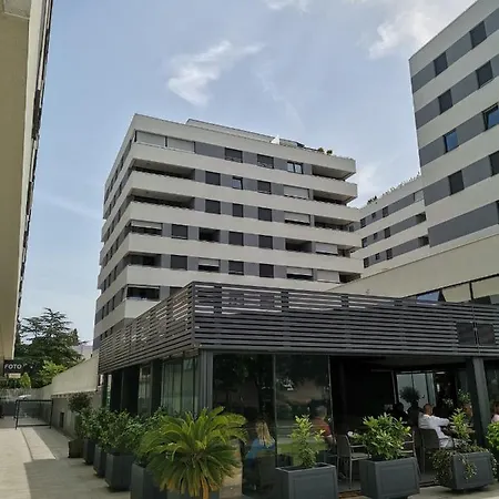 Luxury Center *
